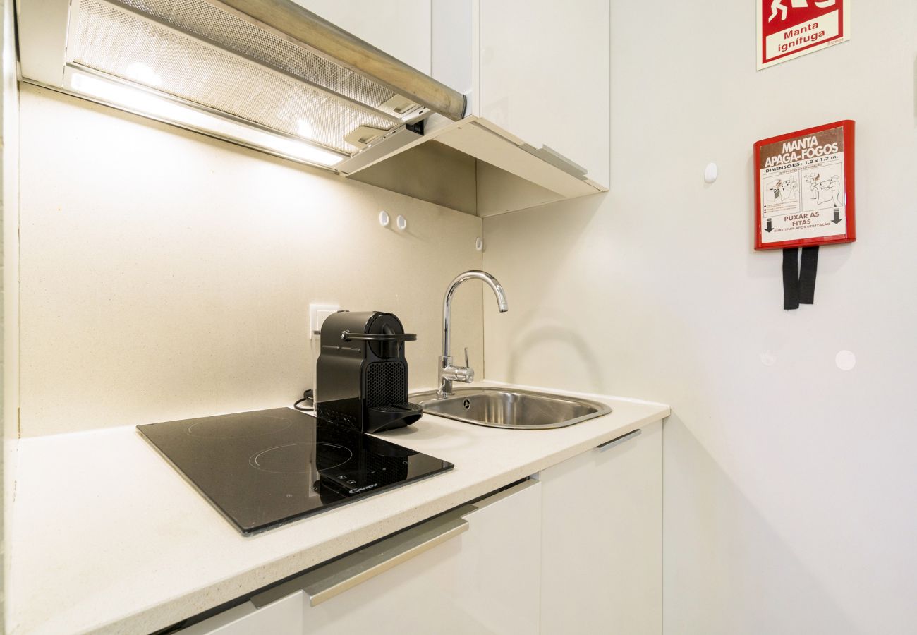 Cozinha, apartamento T1 standard, alojamento Janelas Verdes,  Lisboa