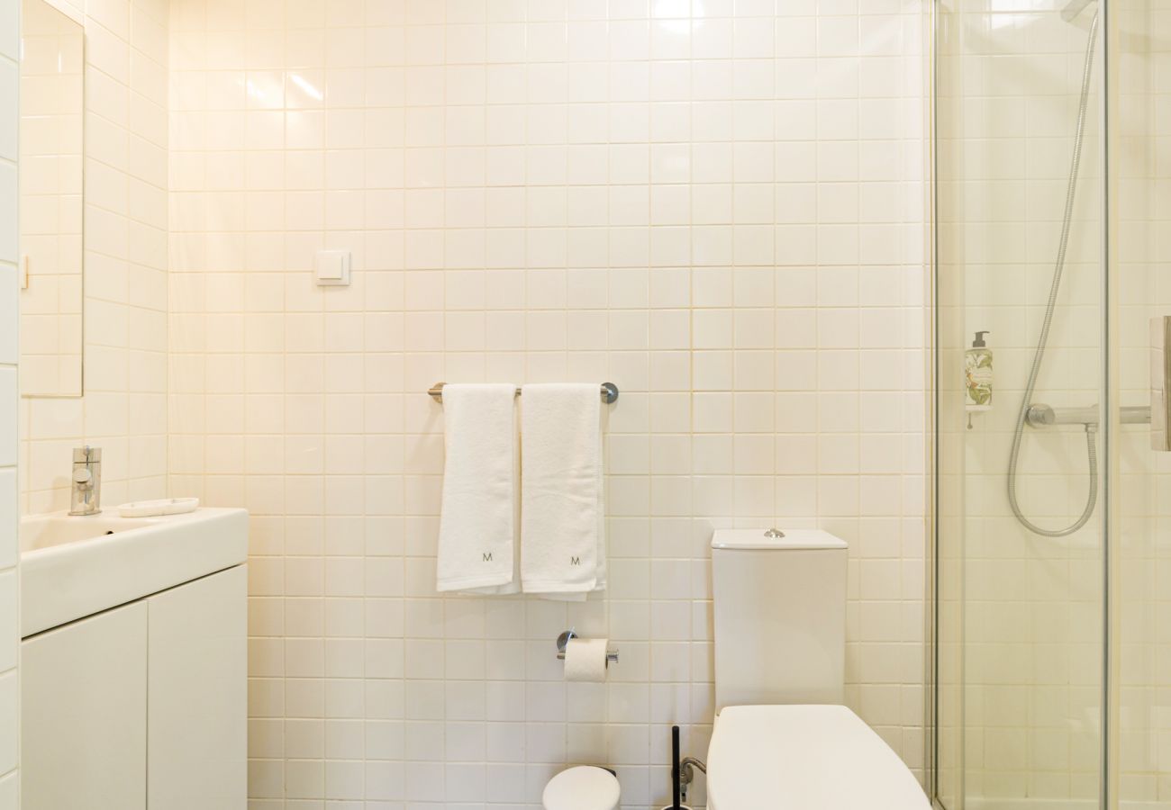 Bathroom, standard one bedroom apartment, accommodation Janelas Verdes, Lisbon