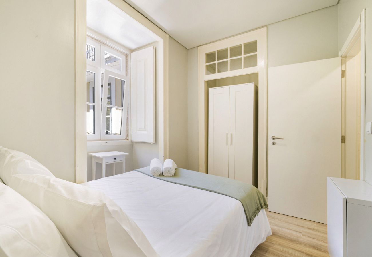 Bedroom, standard one bedroom apartment, accommodation Janelas Verdes, Lisbon