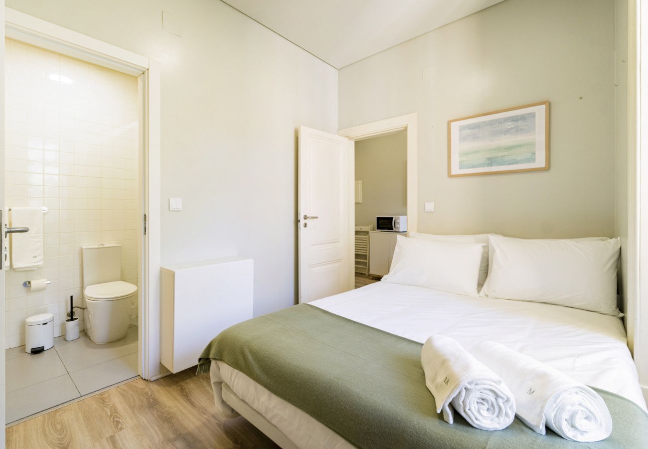 Bedroom, standard one bedroom apartment, accommodation Janelas Verdes, Lisbon