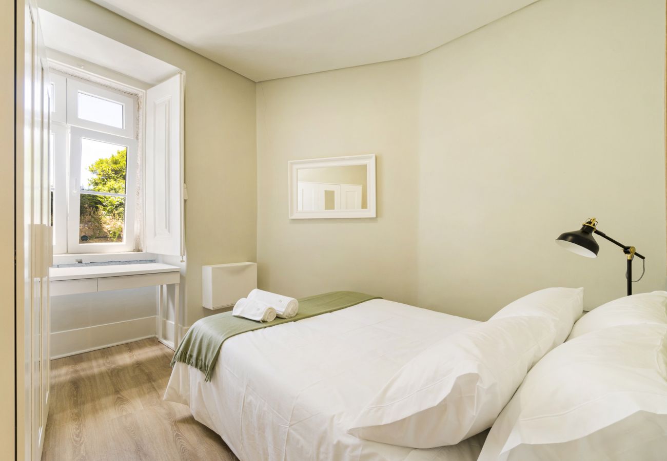 Bedroom, superior one bedroom apartment, accommodation Janelas Verdes, Lisbon