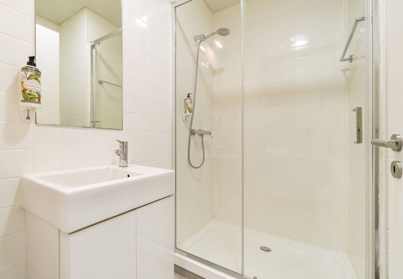 Bathroom, superior one bedroom apartment, accommodation Janelas Verdes, Lisbon