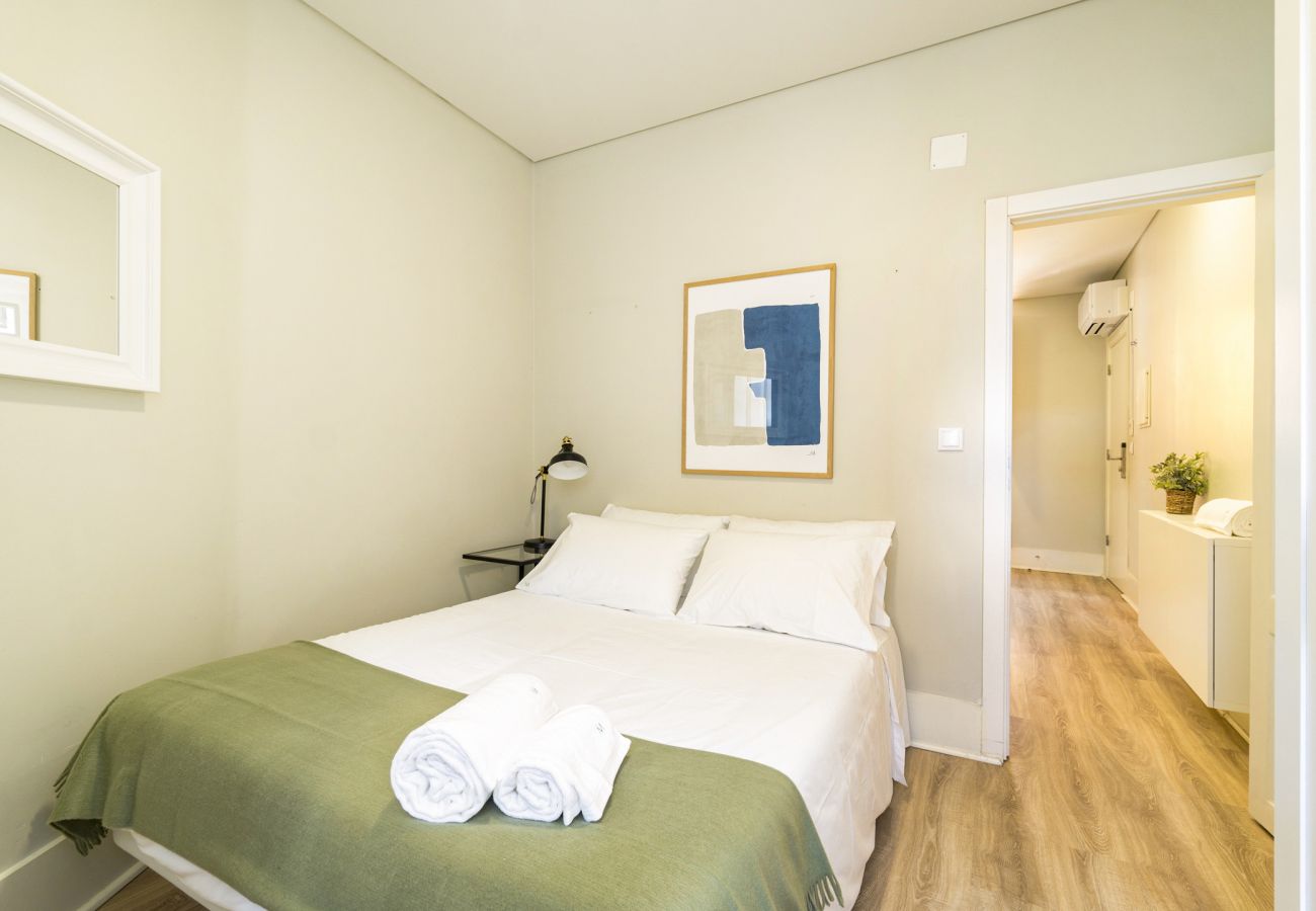 Bedroom, superior one bedroom apartment, accommodation Janelas Verdes, Lisbon