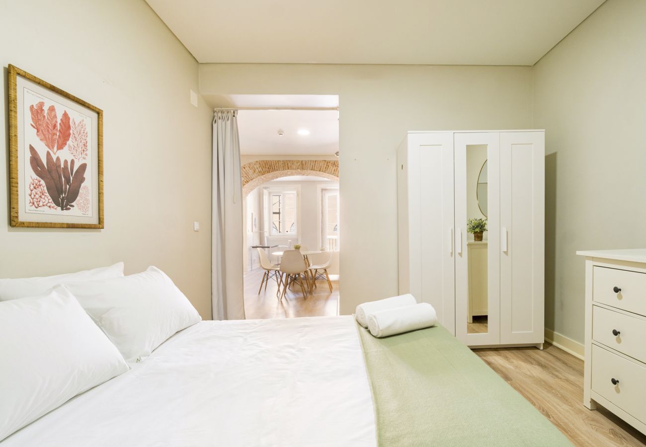 Bedroom, executive one bedroom apartment, accommodation Janelas Verdes, Lisbon