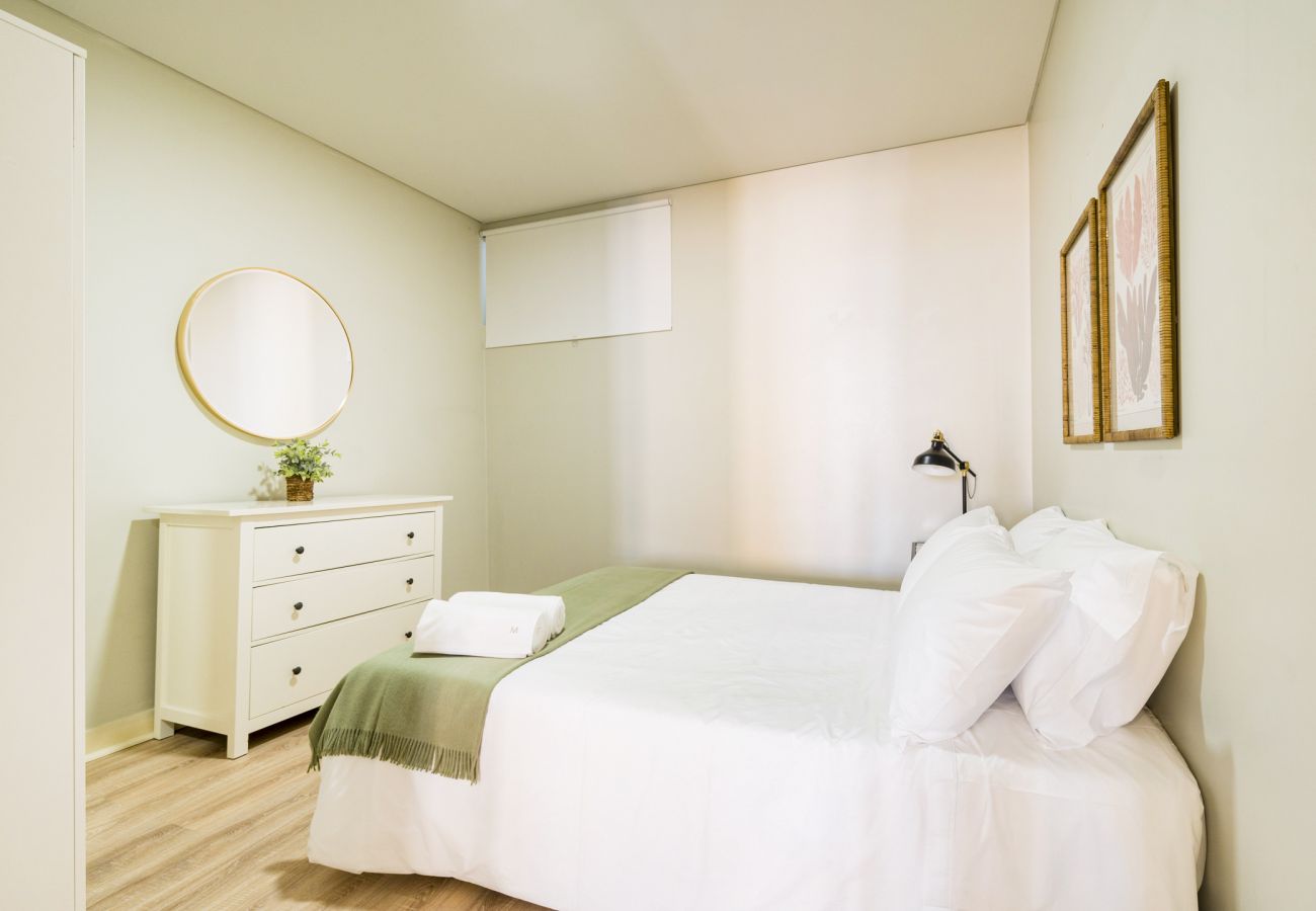 Bedroom, executive one bedroom apartment, accommodation Janelas Verdes, Lisbon