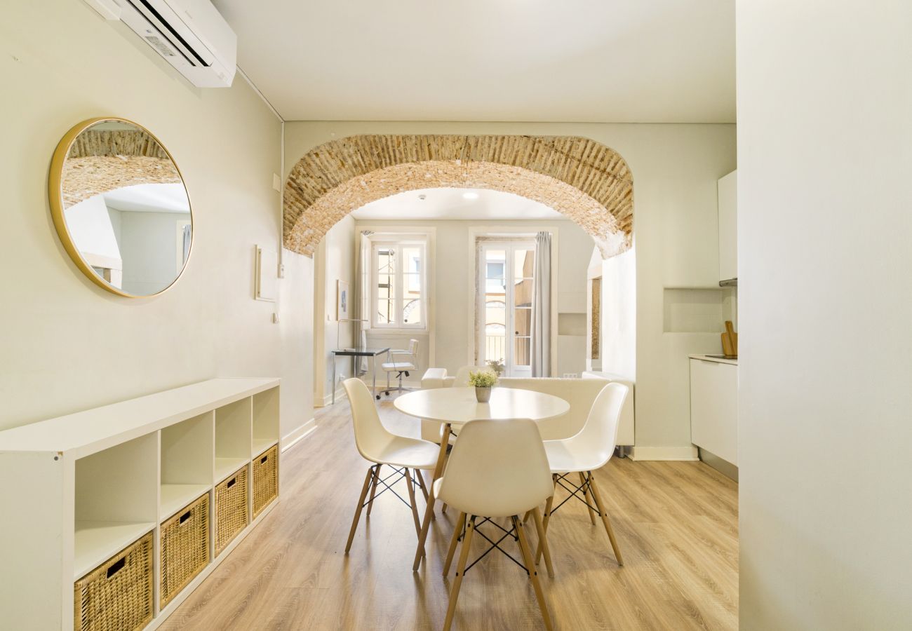 Dining room, executive one bedroom apartment, accommodation Janelas Verdes, Lisbon