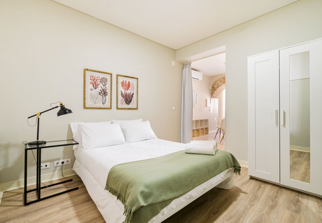 Bedroom, executive one bedroom apartment, accommodation Janelas Verdes, Lisbon