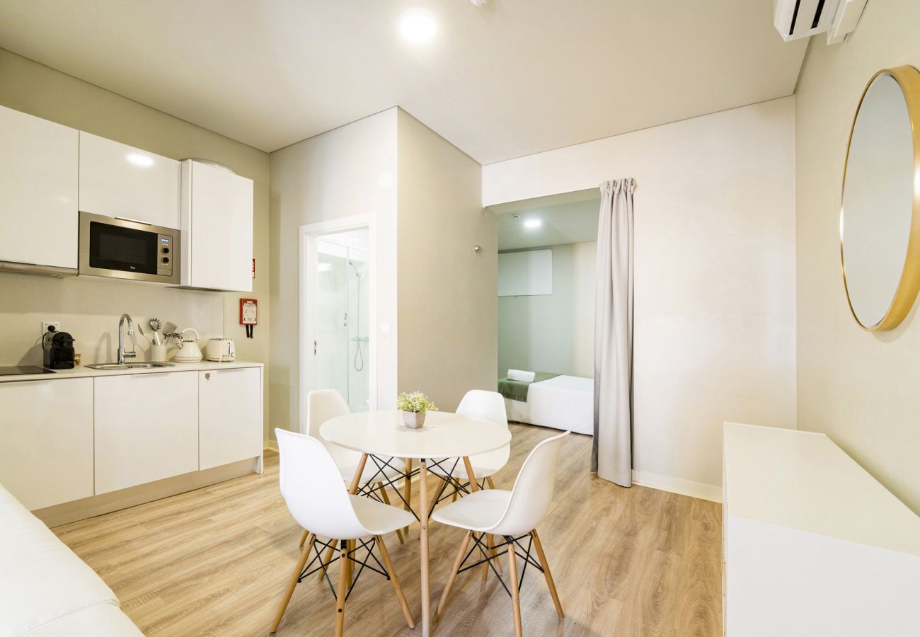 Dining room, executive one bedroom apartment, accommodation Janelas Verdes, Lisbon